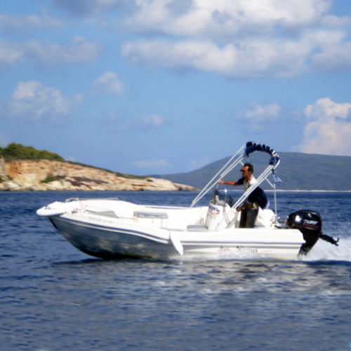 persona navegando con barco sin patrón en Marbella