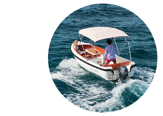corsiva-475 Pareja con barco alquilado en Marbella sin patrón