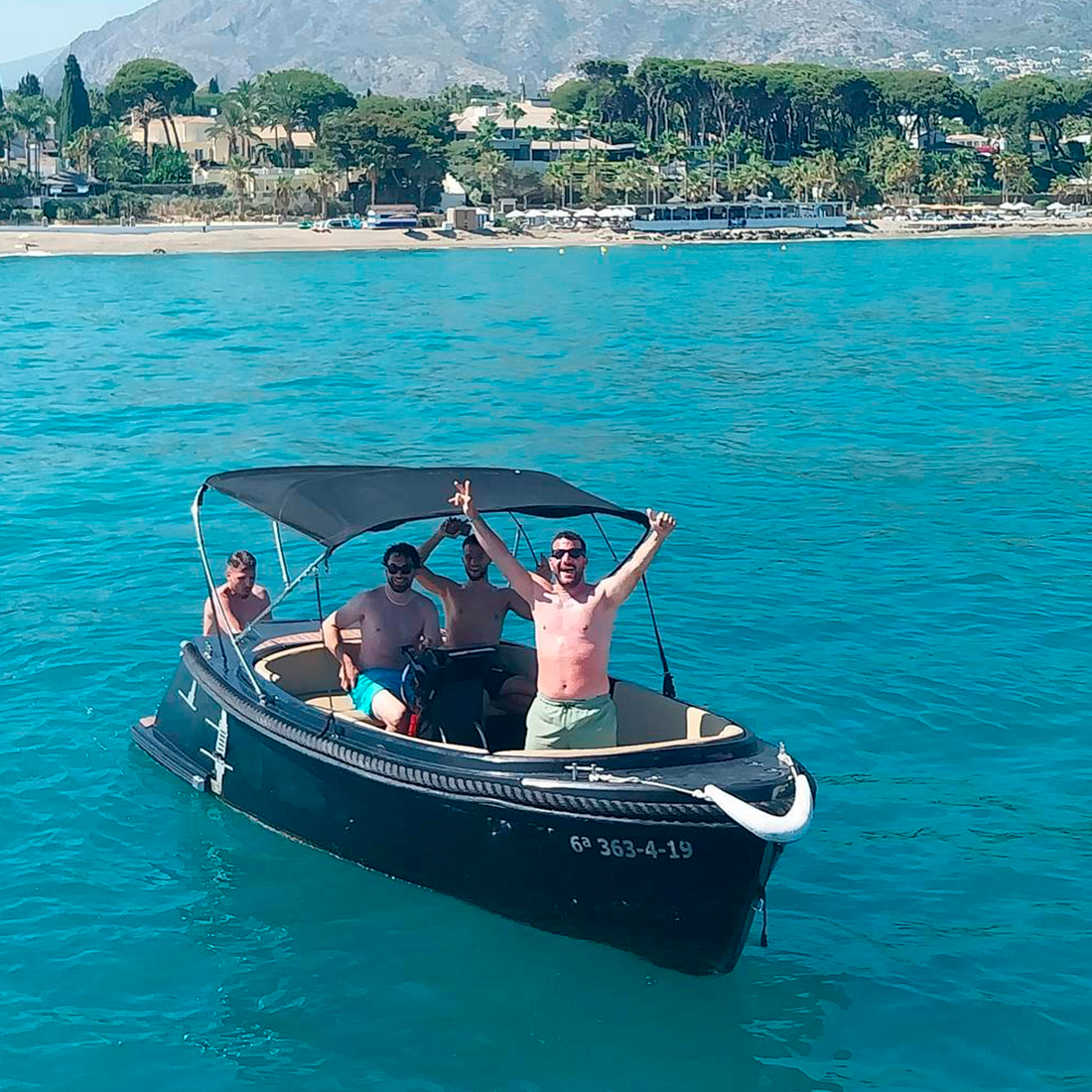 Amigos en barco Corsiva 500 tender para alquilar en Marbella