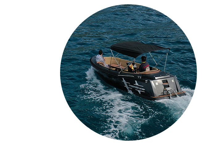 Amigos en barco para alquiler sin patrón en Marbella