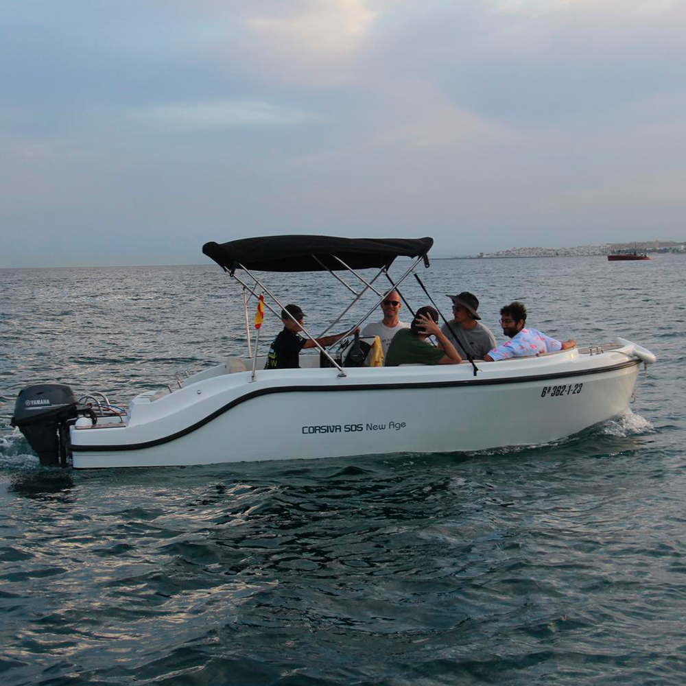 Amigos en barco alquilado con patrón en Marbella