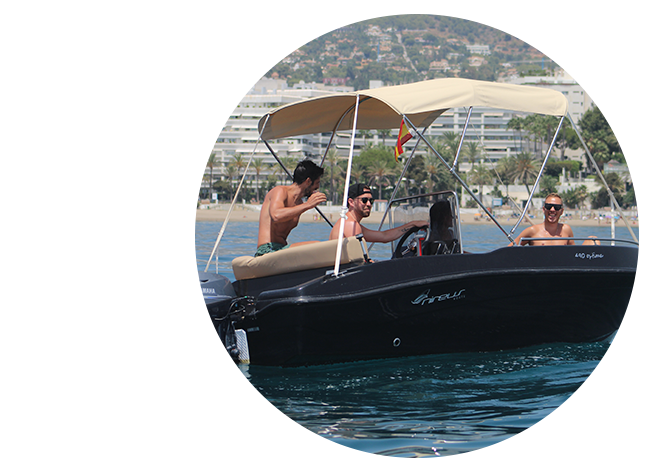 mrb-home-001 Amigos disfrutando de barco sin patrón en Marbella