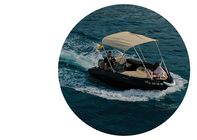 Pareja navegando en barco alquilado sin patrón en Marbella