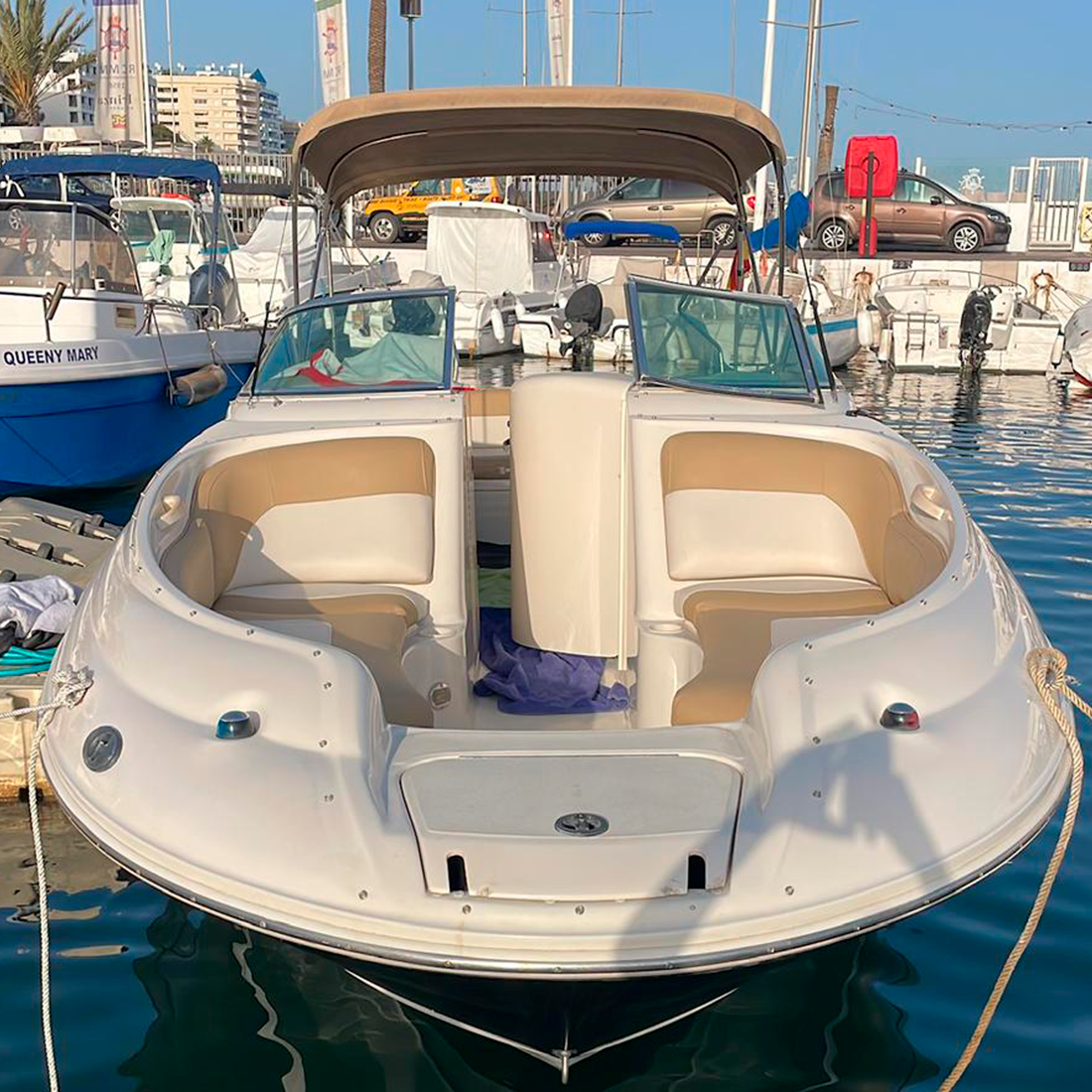 detalle del sea ray 240 sd barco para alquilar con patrón en Marbella