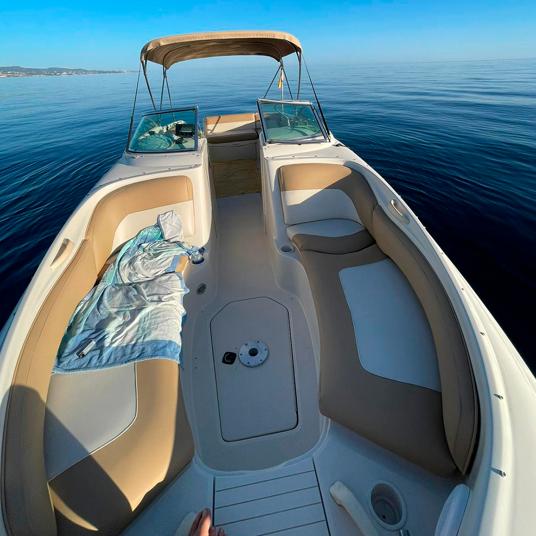 detalle del sea ray 240 sd para alquilar en Marbella