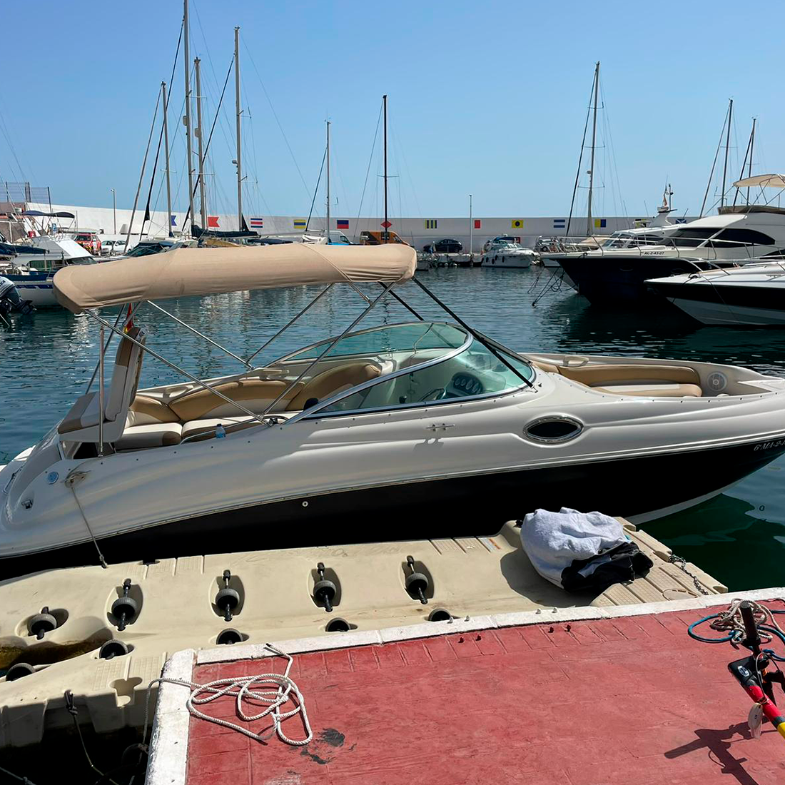 Barco sea ray 240 para alquilar con patrón en Marbella