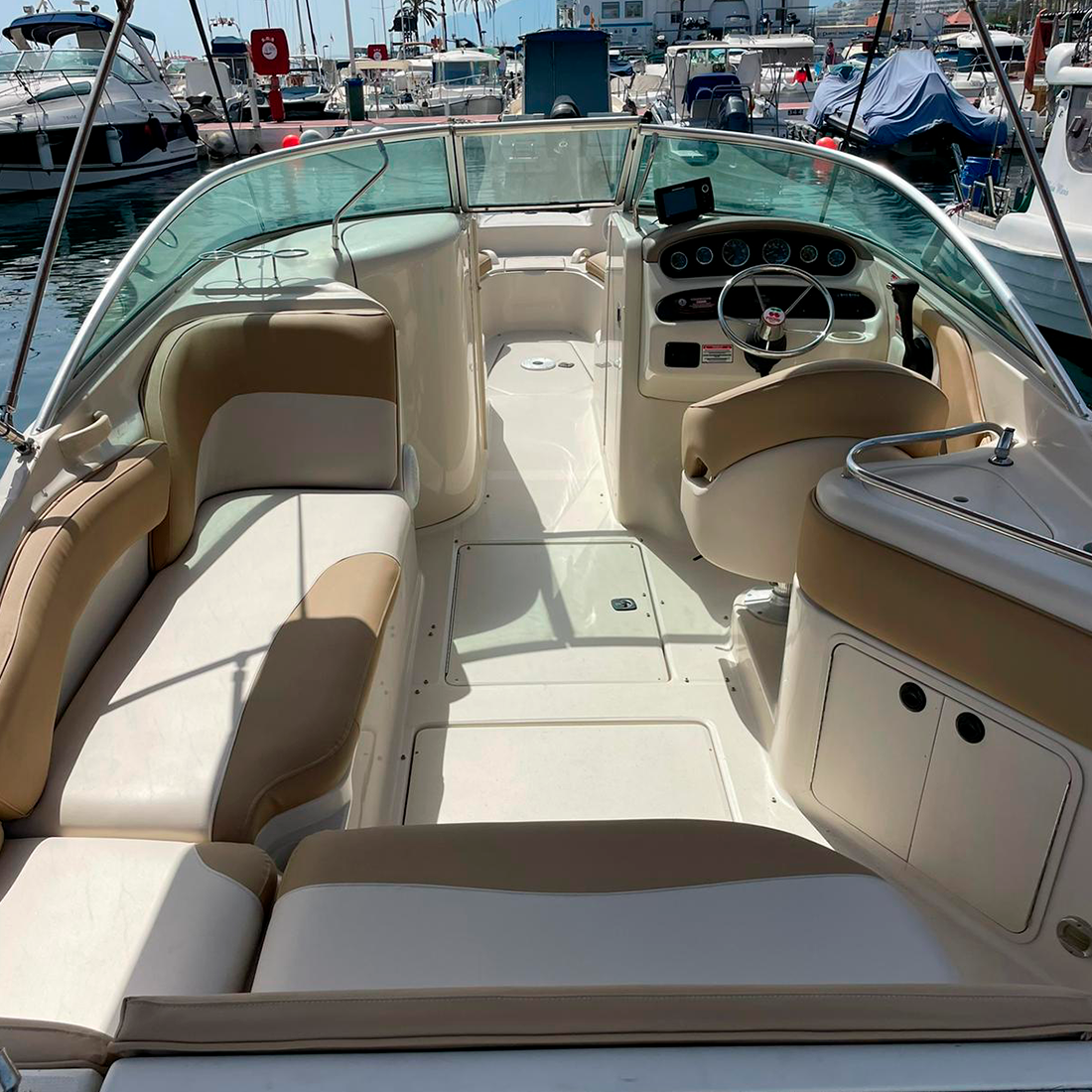 detalle del barco para alquilar en Marbella SEA RAY