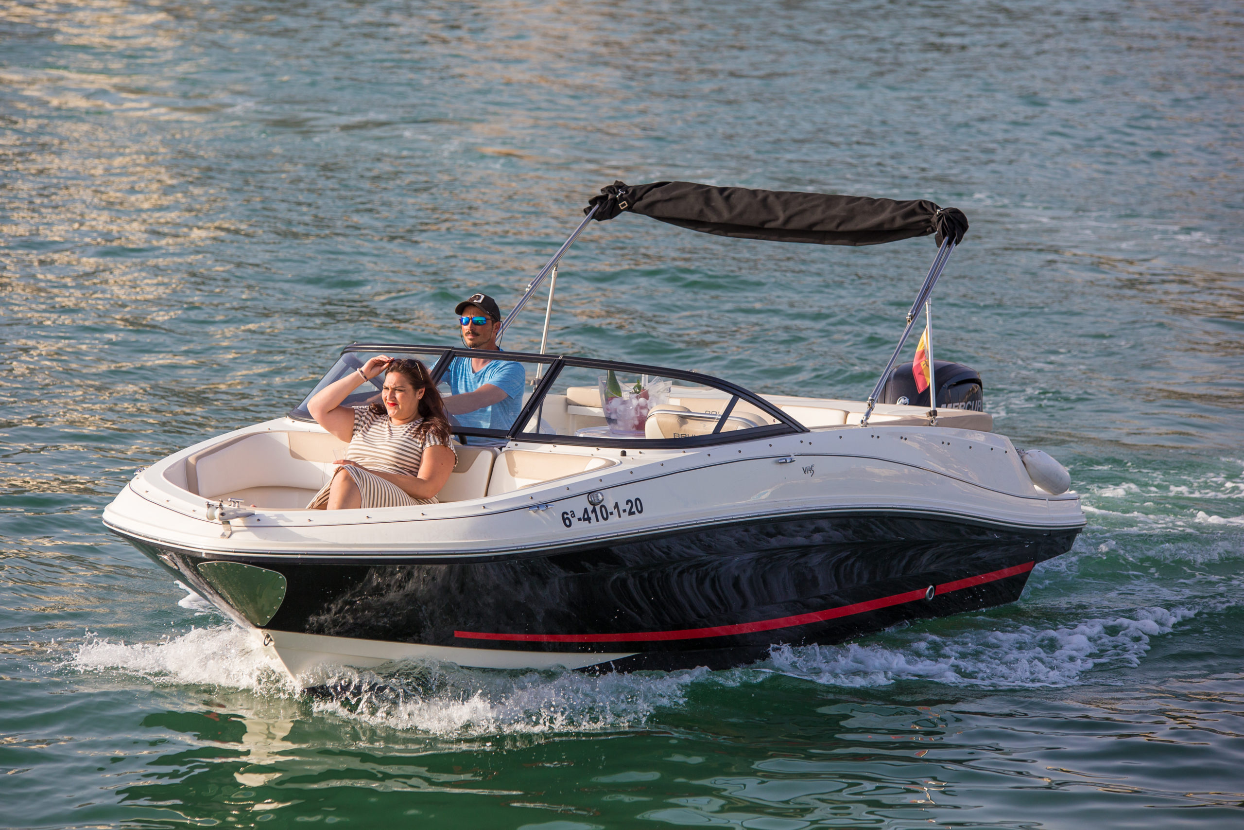 Pareja en barco alquilado en Marbella Bayliner VR5