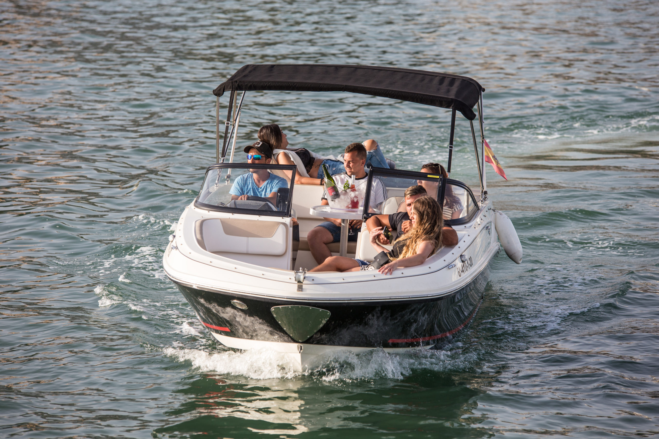 Amigos en Barco Bayliner VR5 alquilado en Marbella