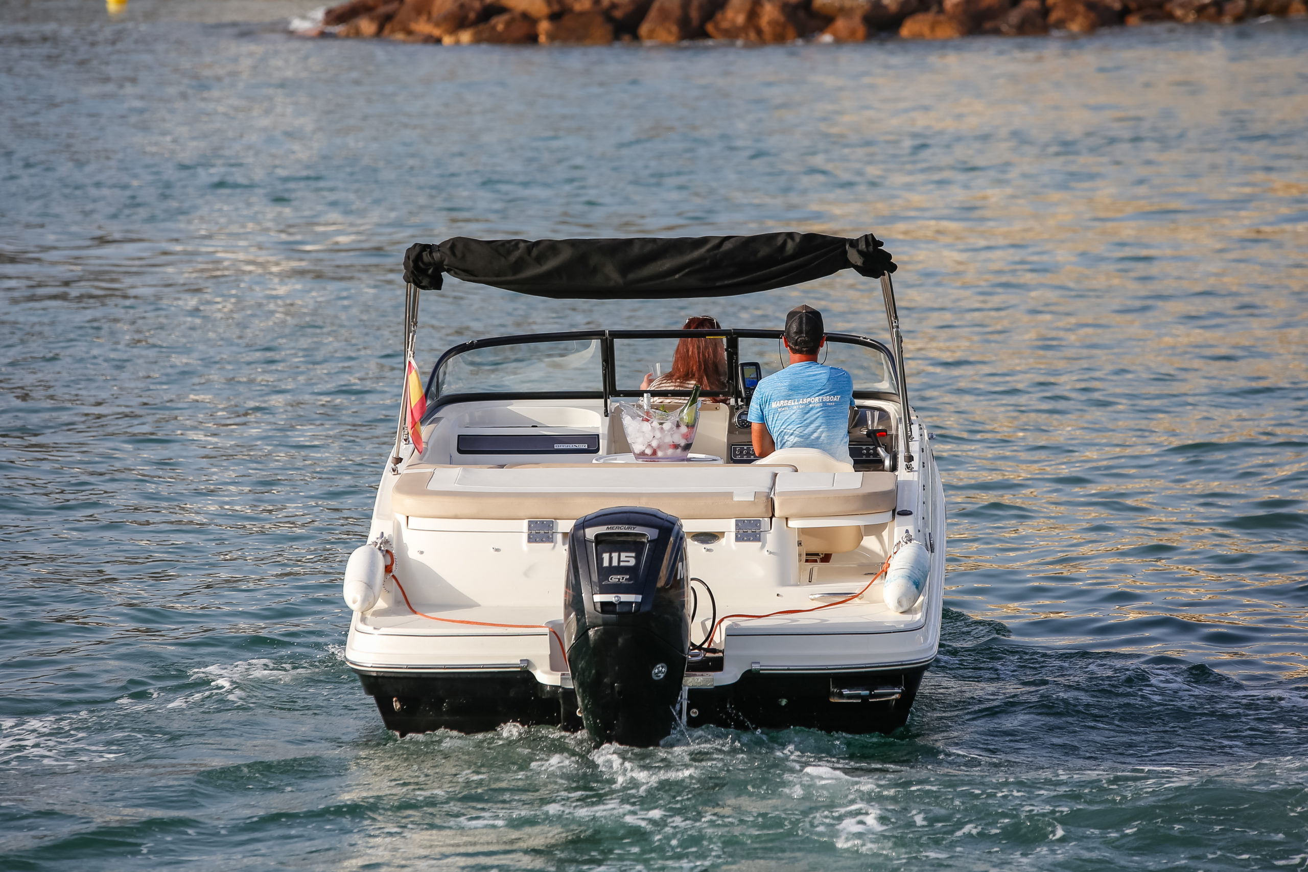 Pareja navegando con barco alquilado en empresa de alquiler de barcos en Marbella