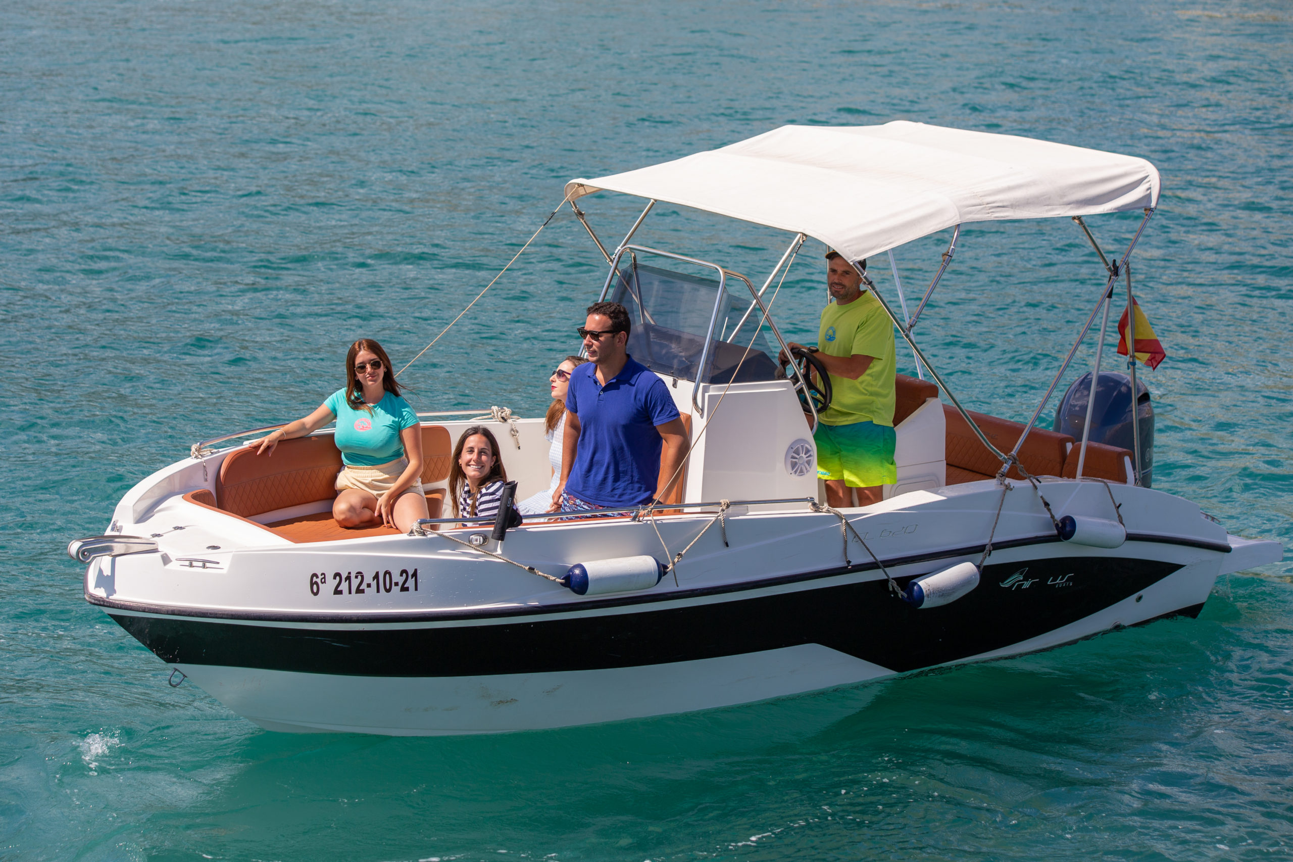Amigos navegando en Marbella con barco alquilado con patrón