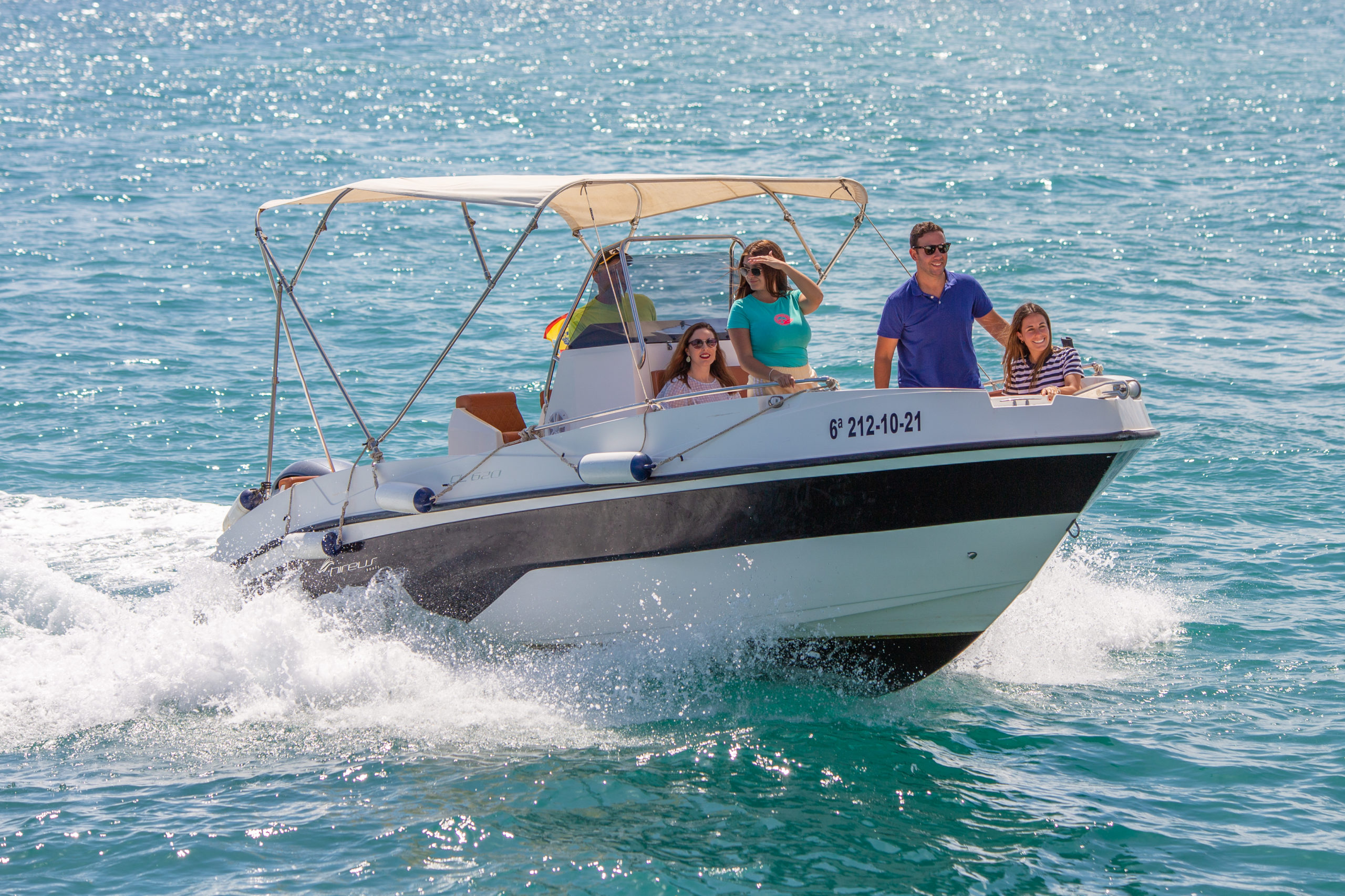 Amigos en un barco de MRB empresa de alquiler de barcos con patrón en Marbella